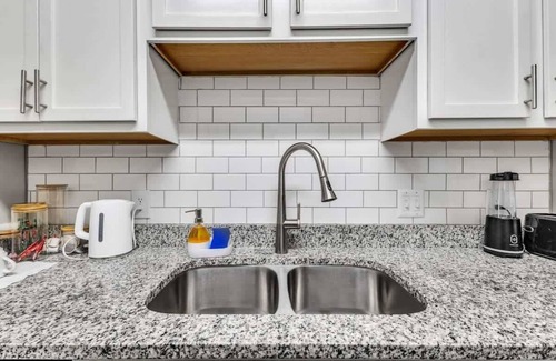 Durham Apartment | Charming King 2BR Suite in Research Triangle Park!