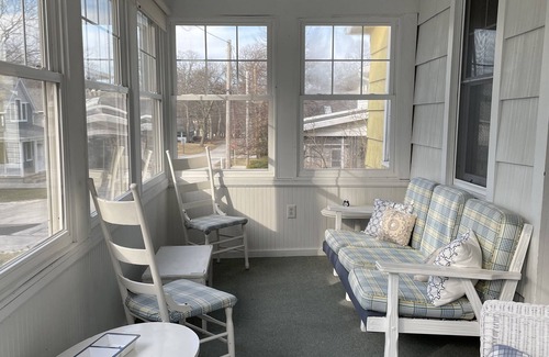 Lakeside Cottage | Charming Lakeside Cottage