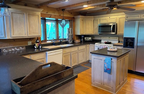 Paisley Cabin | Charming Lake Front Cabin