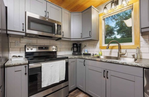 Estelline House | Charming Lake House, Hot Tub, Sauna, Private Dock