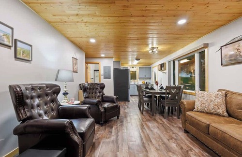 Estelline House | Charming Lake House, Hot Tub, Sauna, Private Dock