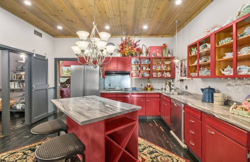 Logan Cabin | Charming Lake Loft, Beautiful Lake & Ravine View, Hot Tub, Kayaks,Sauna,King Bed