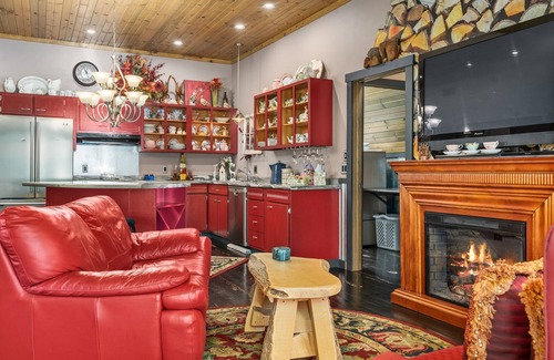 Logan Cabin | Charming Lake Loft, Beautiful Lake & Ravine View, Hot Tub, Kayaks,Sauna,King Bed