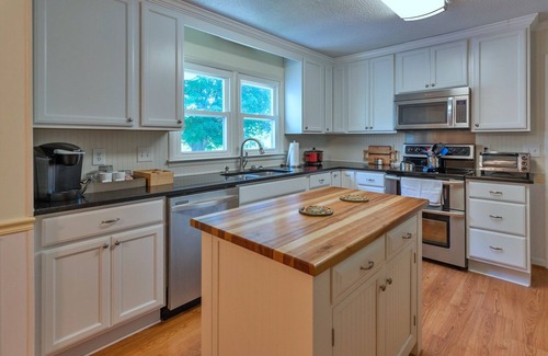 Guild House | Charming Lakeview Retreat