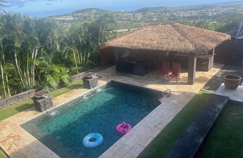 Aiea House | Charming large 1-bedroom house with AC, vaulted ceiling, and pool in Aiea