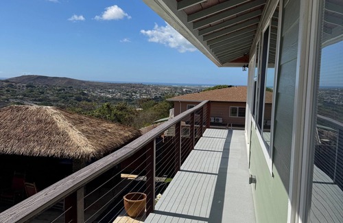 Aiea House | Charming large 1-bedroom house with AC, vaulted ceiling, and pool in Aiea