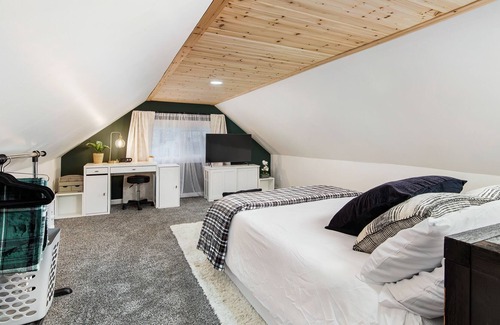 Moline Apartment | Charming Loft Studio near John Deere & Vibrant Arena!