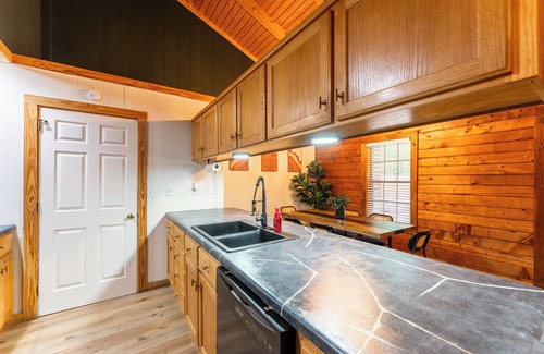 Heber Springs Cabin | Charming Log Cabin Retreat - Minutes from fly fishing!