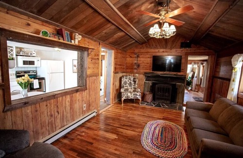 Rapid City Cabin | ❖Charming Log Cabin❖Firepit❖Great Deck with Grill❖