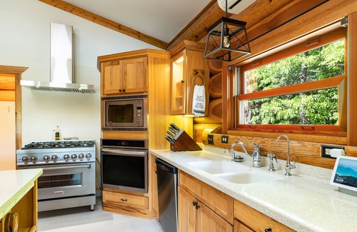 New Tazewell Cabin | Charming log home with stunning lakefront views, hot tub, boat rental available