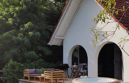 Szigetvar Cottage | Charming luxurious cottage with a jacuzzi and AC on the Hungarian countryside.