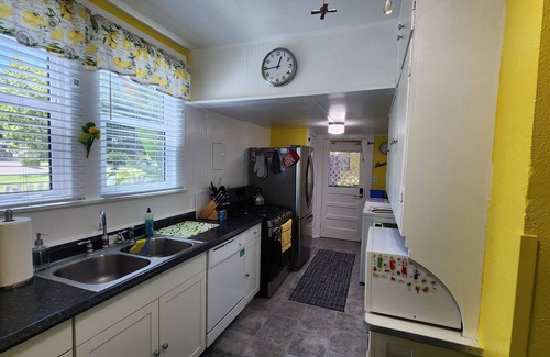 Mount Dora House | Charming Mt Dora 2 Bedroom House - 1 mile from Historic Downtown!