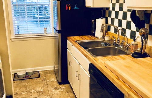 Mount Pleasant House | Charming Mt. Pleasant Townhome - pet friendly with parking & free WiFi