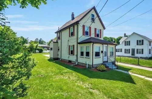 Woburn House | Charming New England Colonial !