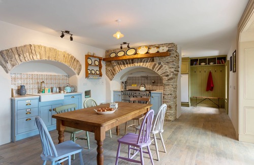 Macroom House | Charming Old Farmhouse, Beautifully Restored - ideal base to explore SW Ireland