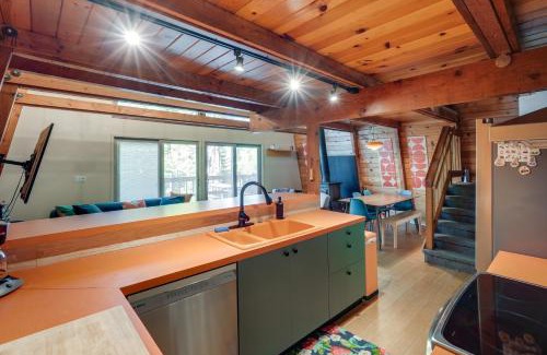 Strawberry House | Charming Pinecrest Cabin with Private Deck