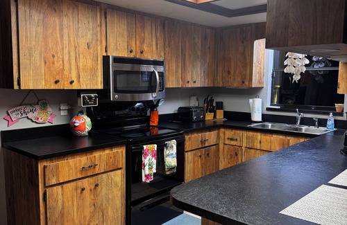 Palmetto House | Charming Pool & 4-bedroom house with WiFi and AC in peaceful Palmetto