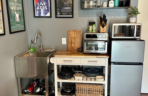 Represa Apartment | Charming poolside studio in Folsom with WiFi, AC