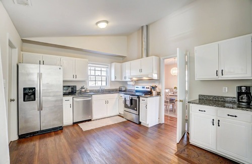 East Forest House | Charming private southern home- pet friendly, King Beds