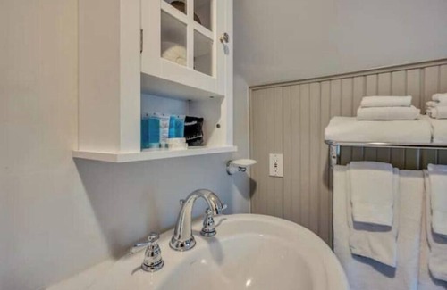 Calistoga Hotel | Charming Queen Room near Downtown Calistoga.