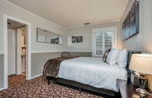 Calistoga Hotel | Charming Queen Room near Downtown Calistoga.