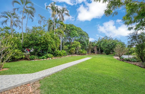 Mundingburra Apartment | Charming Queenslander Retreat in Leafy Mundingburra – Private Upstairs Stay