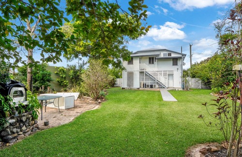 Mundingburra Apartment | Charming Queenslander Retreat in Leafy Mundingburra – Private Upstairs Stay
