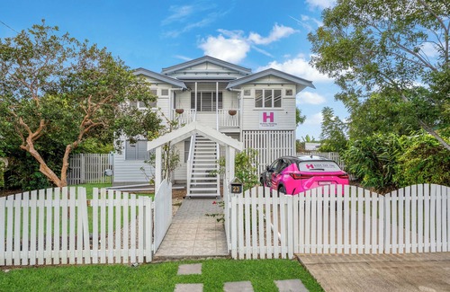 Mundingburra Apartment | Charming Queenslander Retreat in Leafy Mundingburra – Private Upstairs Stay