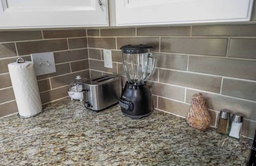 Riverside House | Charming Ranch 3BR W/Hot Tub and Ping Pong Tablenn