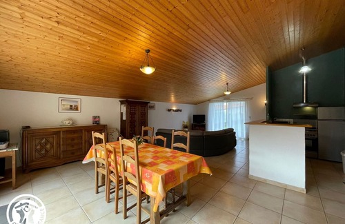 La Garnache Cottage | Charming Renovated Barn, Spacious Garden, and Ping-Pong Table in La Garnache
