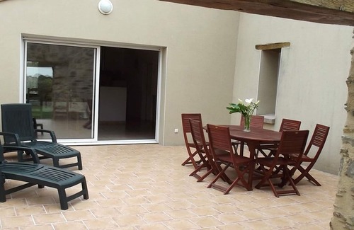 La Garnache Cottage | Charming Renovated Barn, Spacious Garden, and Ping-Pong Table in La Garnache
