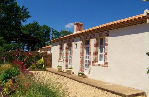 La Garnache Cottage | Charming Renovated Cottage with Terrace, Garden & WiFi - 3 Bedrooms, Sleeps 6