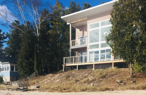 Hingham House | Charming Retreat with Panoramic Views near Oostburg, Sheboygan, and Kohler