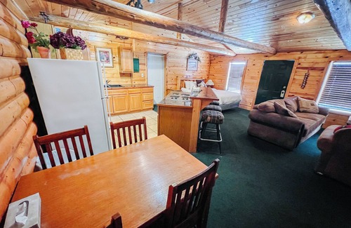 Last Chance Cabin | Charming Riverfront Bungalow - Just steps away from the River Bank!