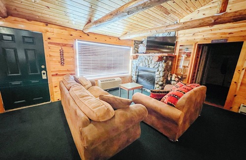 Last Chance Cabin | Charming Riverfront Bungalow - Just steps away from the River Bank!