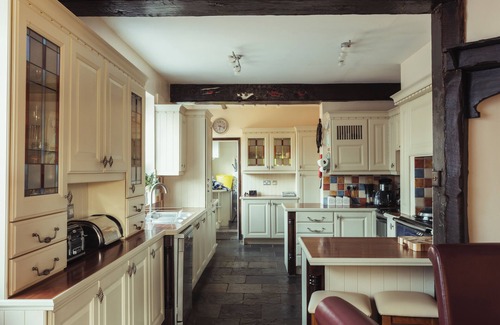 Wraysbury Cottage | Charming Riverside Cottage - Ideal for Families & Groups, Pool, Gardens & River