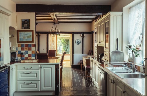 Wraysbury Cottage | Charming Riverside Cottage - Ideal for Families & Groups, Pool, Gardens & River
