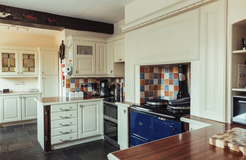 Wraysbury Cottage | Charming Riverside Cottage - Ideal for Families & Groups, Pool, Gardens & River