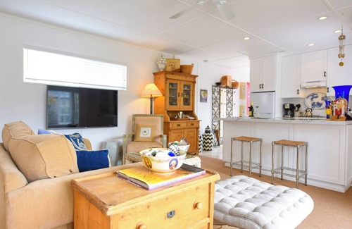 Country Club Apartment | Charming Seashell Cottage Overlooking Garden