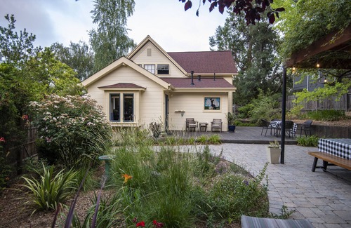 Sebastopol House | Charming Sebastopol Home - 5 Minute Walk to Town