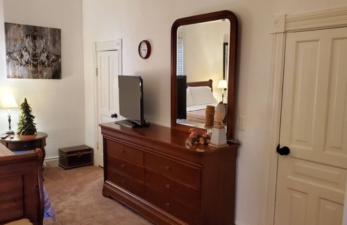 York House | Charming Southern Manor 4 Bedrooms & Porch Swings