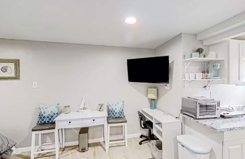 University Apartment | Charming studio Close to Bush Gardens and USF