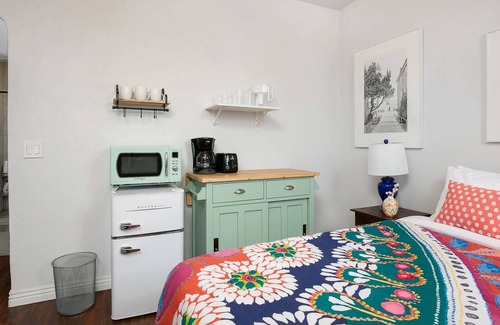 Westlake Apartment | Charming Studio for Two! Minutes Away from DTLA!