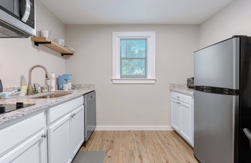 Washington Square Apartment | Charming studio in delightful Midtown Mobile with AC