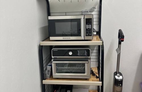 Greenacres Apartment | Charming studio in wonderful Bakersfield with AC, WiFi