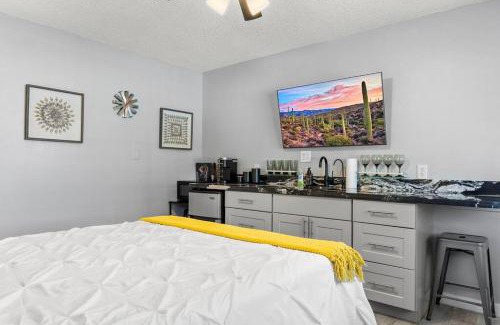 North Mountain House | CHARMING STUDIO OVERLOOKING THE POOL.