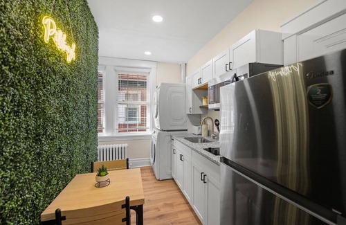 Pittsburgh Apartment | Charming Studio w/Sun Room sleeps 4