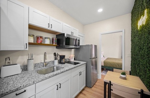 Pittsburgh Apartment | Charming Studio w/Sun Room sleeps 4