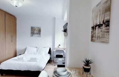 Chelsea Riverside Apartment | Charming Studio with Private Balcony in the Heart of Chelsea