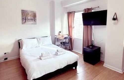 Chelsea Riverside Apartment | Charming Studio with Private Balcony in the Heart of Chelsea